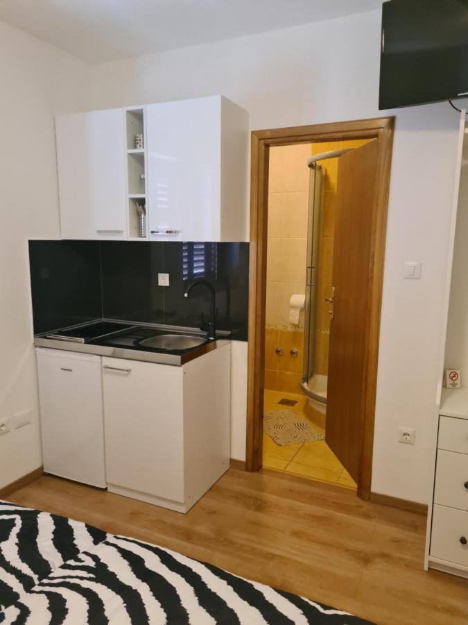 Apartments Petrovic Šilo Екстериор снимка