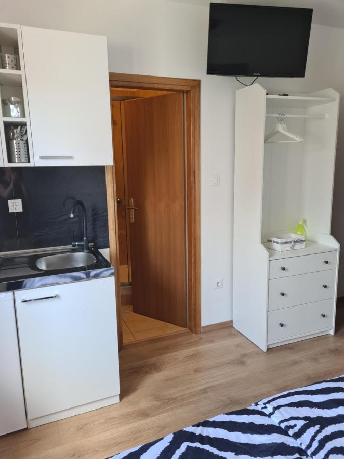 Apartments Petrovic Šilo Екстериор снимка