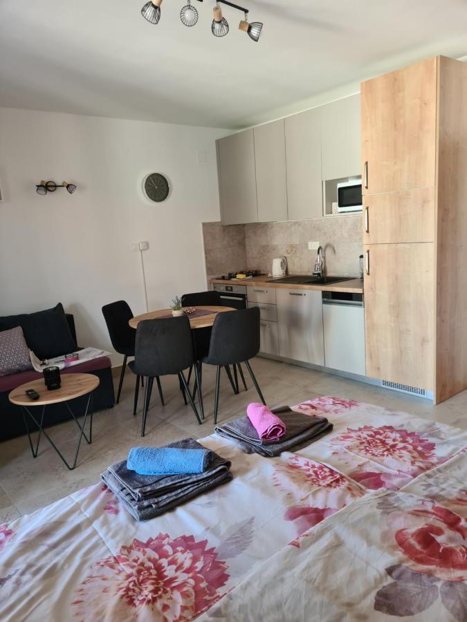 Apartments Petrovic Šilo Екстериор снимка