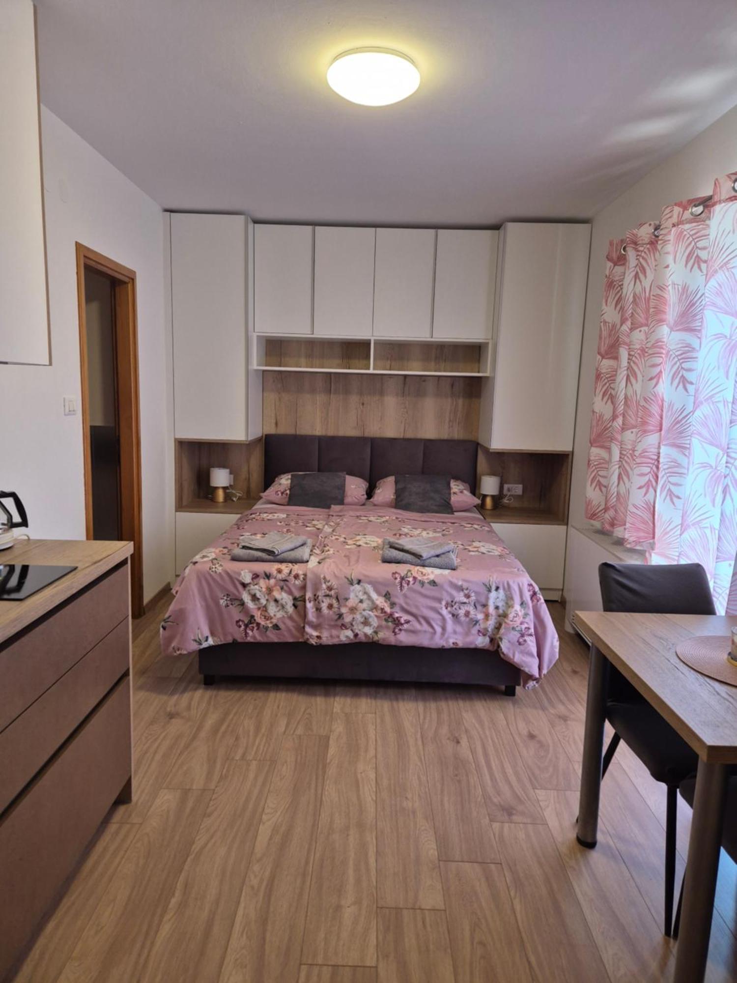 Apartments Petrovic Šilo Екстериор снимка
