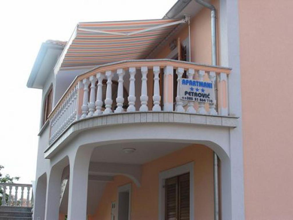 Apartments Petrovic Šilo Екстериор снимка